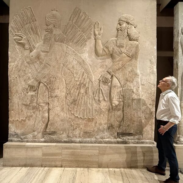  ELEZAR SUSTENTANDO EL HUEVO DE LA CREACION Y EN LA OTRA MANO LA BIOTEK ATRAS ZEUS